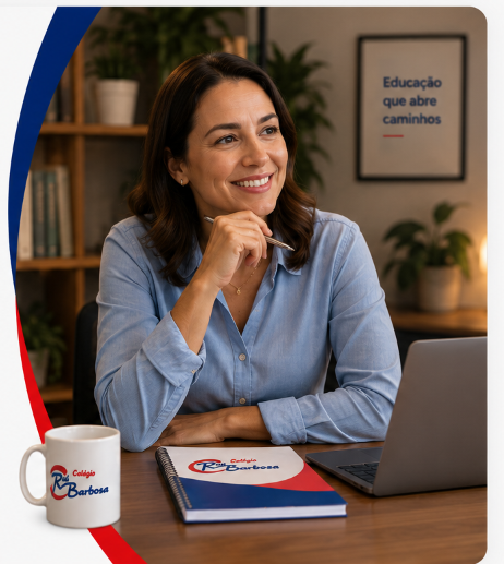Mulher sorrindo em mesa de estudos com caneca e caderno do Colégio Rui Barbosa